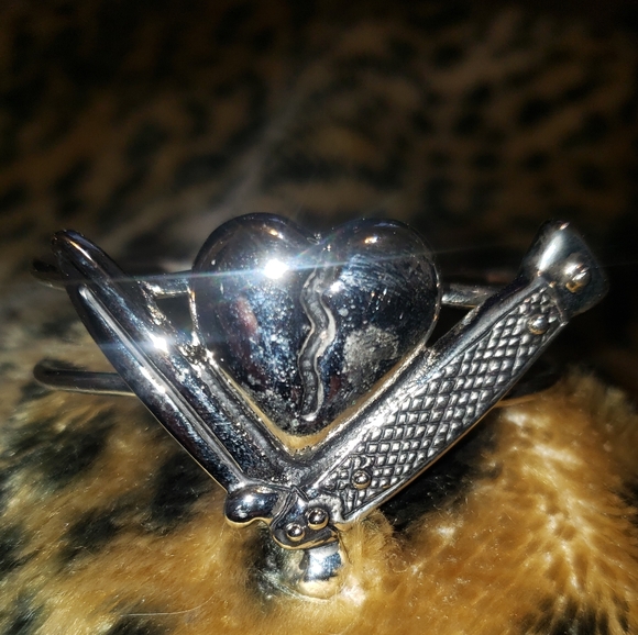 VINTAGE ROCK REBEL SWITCHBLADE BROKEN HEART BRACELET CUFF HOT TOPIC SILVER Rock - Picture 2 of 3